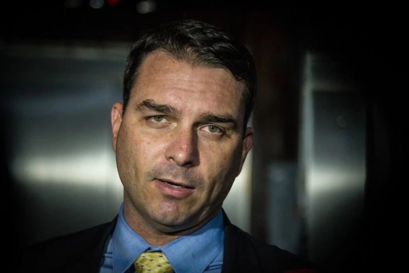 Flávio Bolsonaro e Ricardo Salles deixam Noronha em jato particular