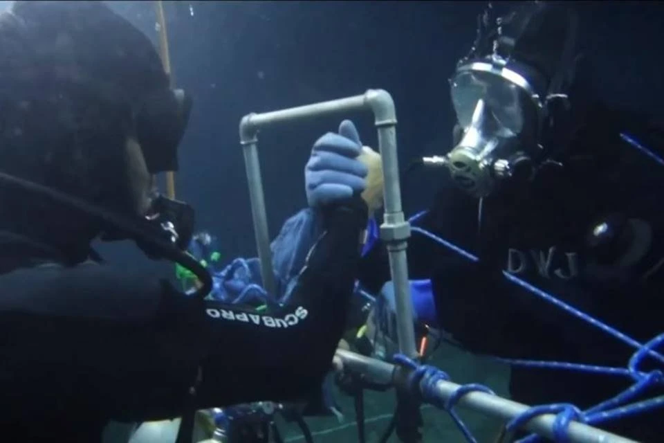 Mergulhador passa 143 horas embaixo d’água para conseguir recorde mundial