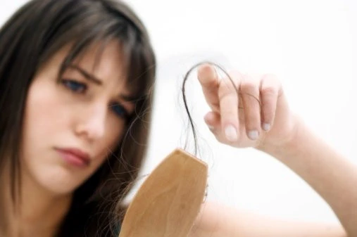 Mau presságio? Descubra o que significa sonhar com o cabelo caindo