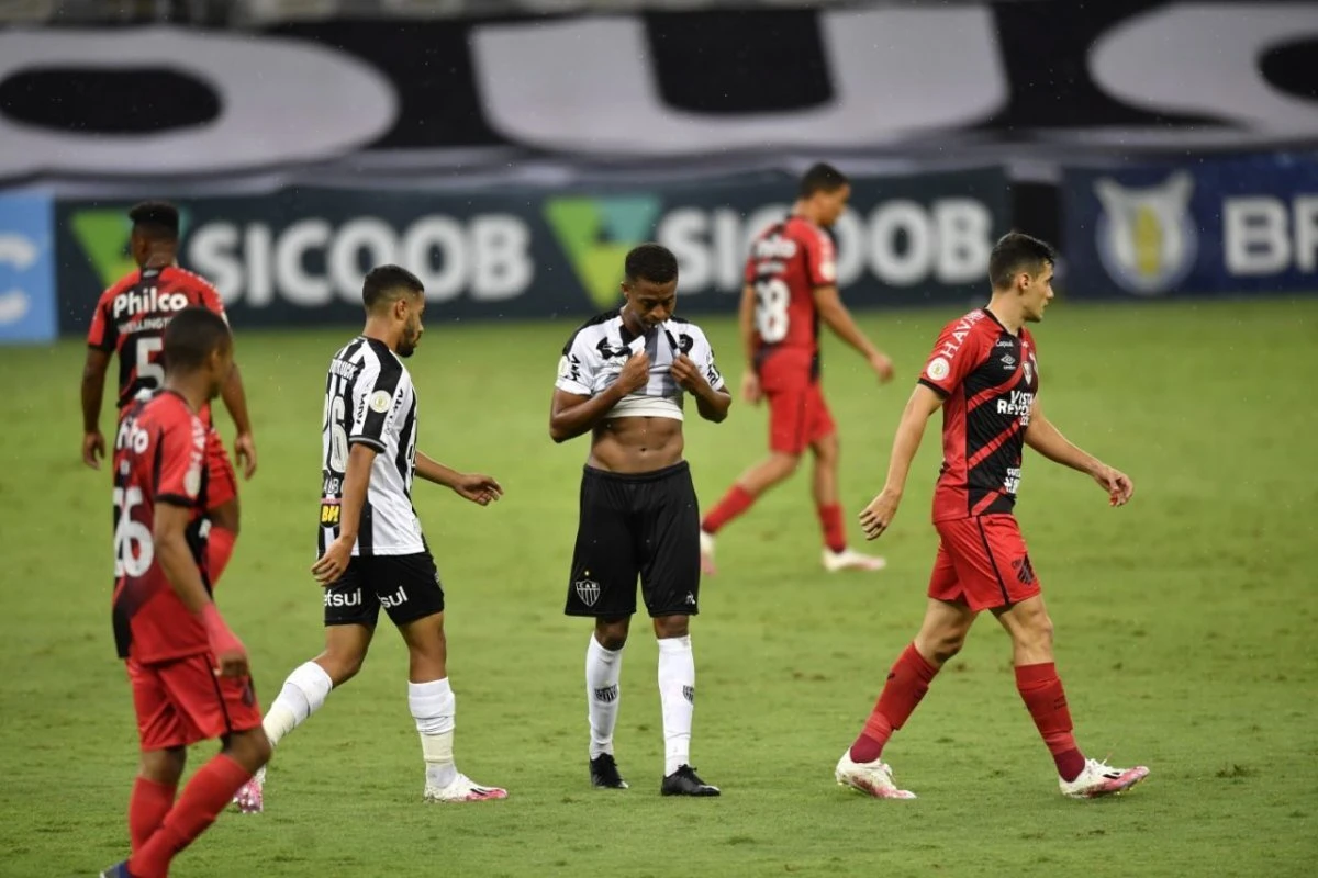 Atlético-MG sofre com desfalques por Covid-19 e perde para o Athletico-PR