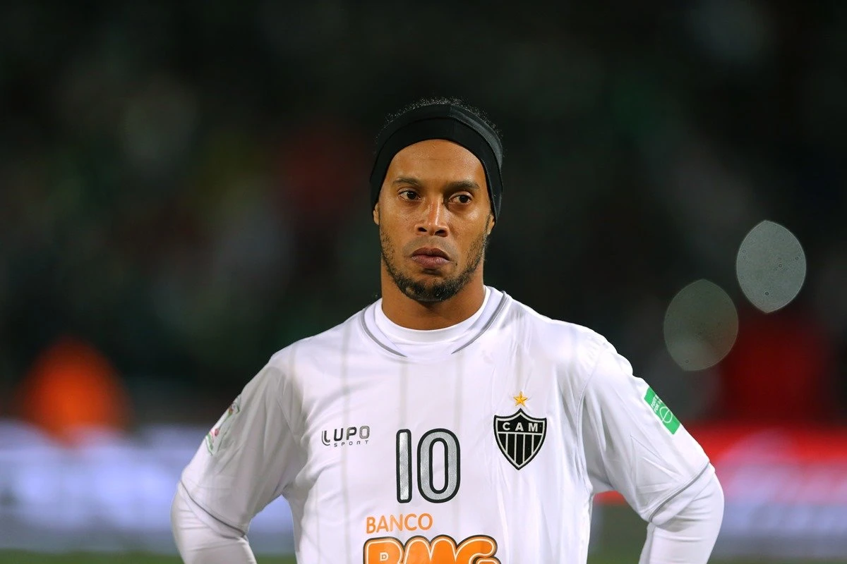 Ronaldinho Gaúcho é diagnosticado com Covid-19 e cancela presença em evento
