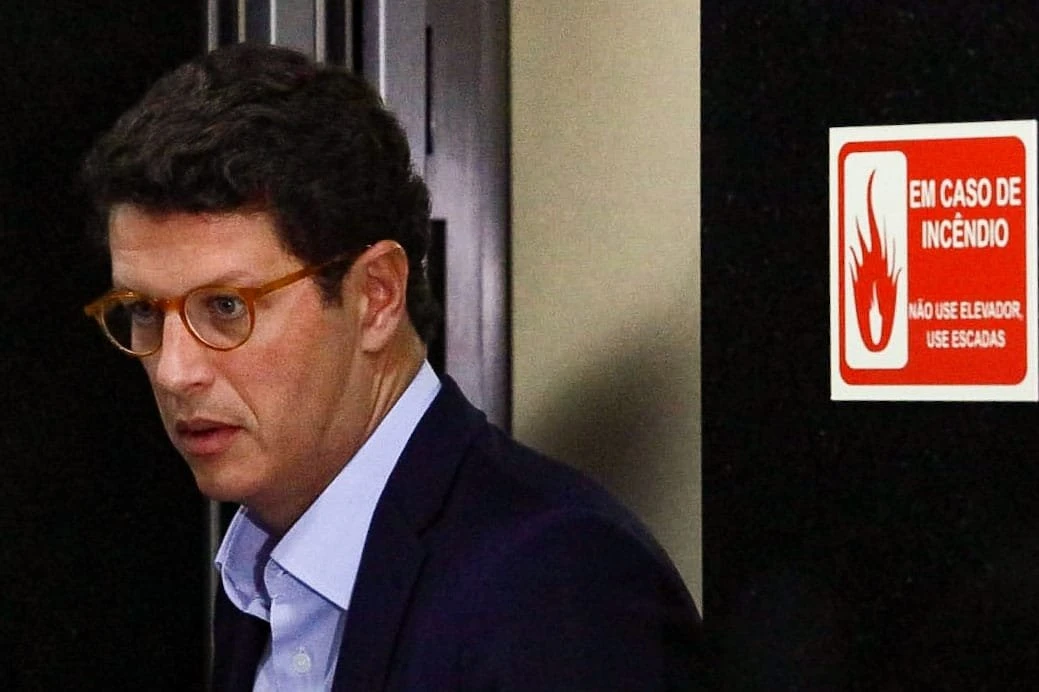 Após decisão de Cármen Lúcia, Salles entrega passaporte à PF