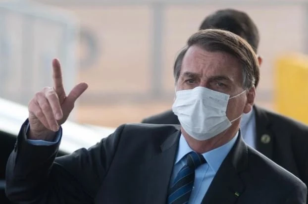 Bolsonaro volta a perder a linha com jornalistas: “Nasçam de novo”