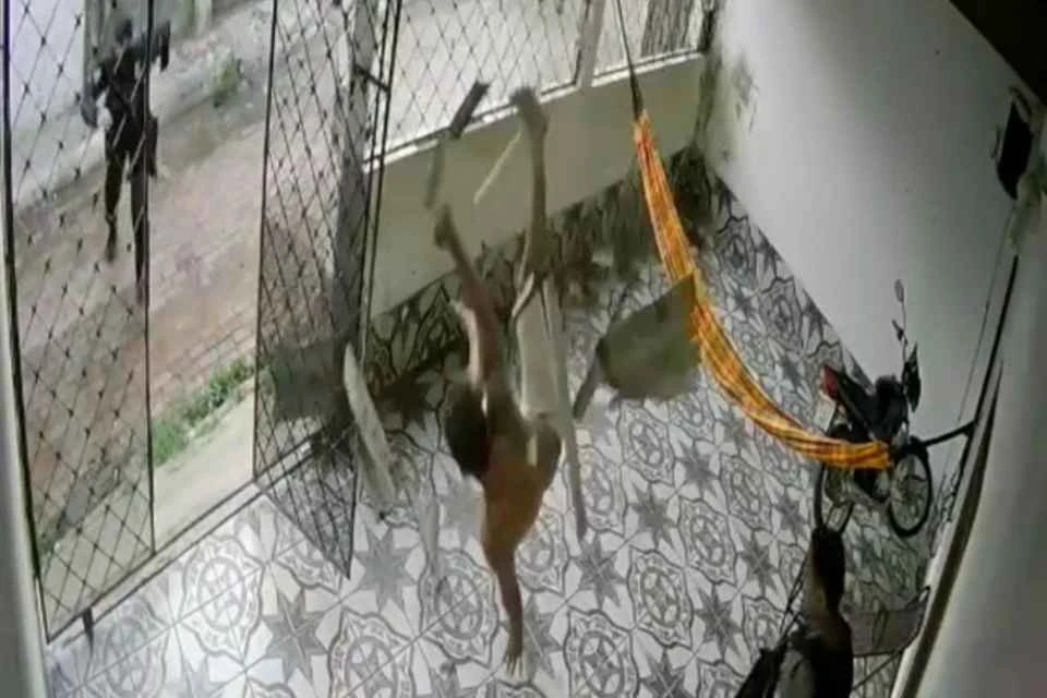 Vídeo. Homem corta tornozeleira eletrônica e cai de telhado durante fuga