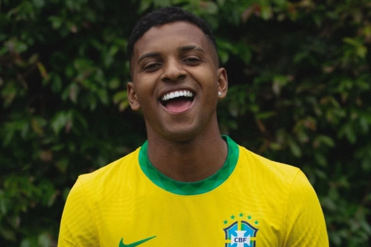 Camisa da Seleção homenageia 50 anos do Tri em 1970 e traz novo escudo