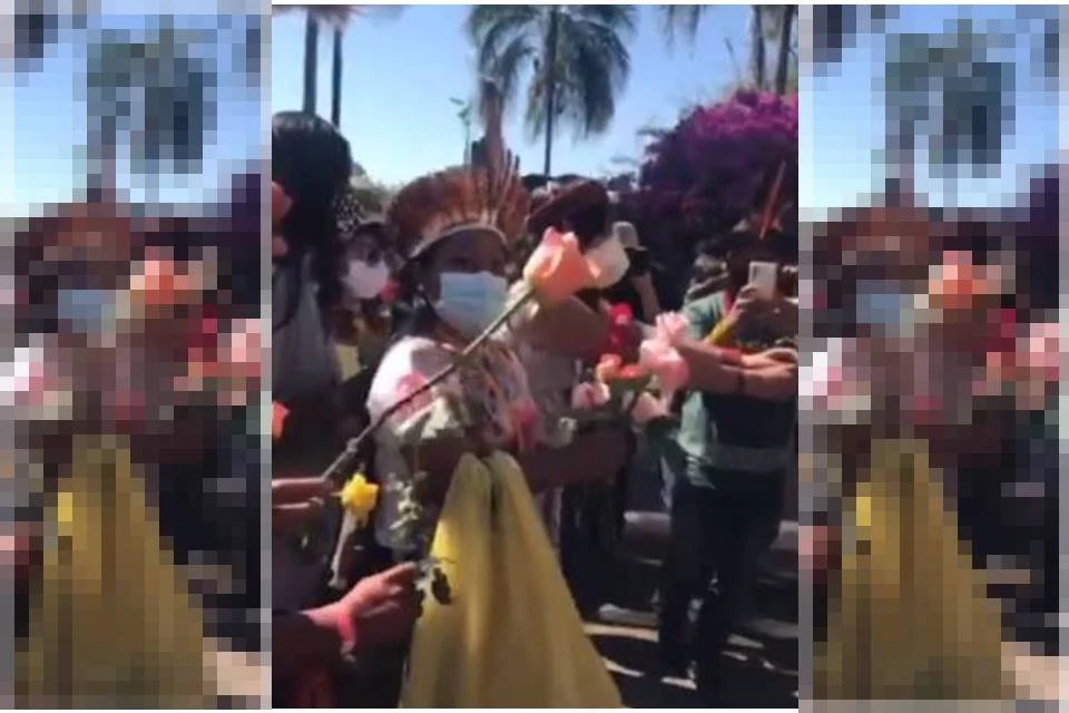 Vídeo: em manifestação pacífica, indígenas entregam flores a policiais
