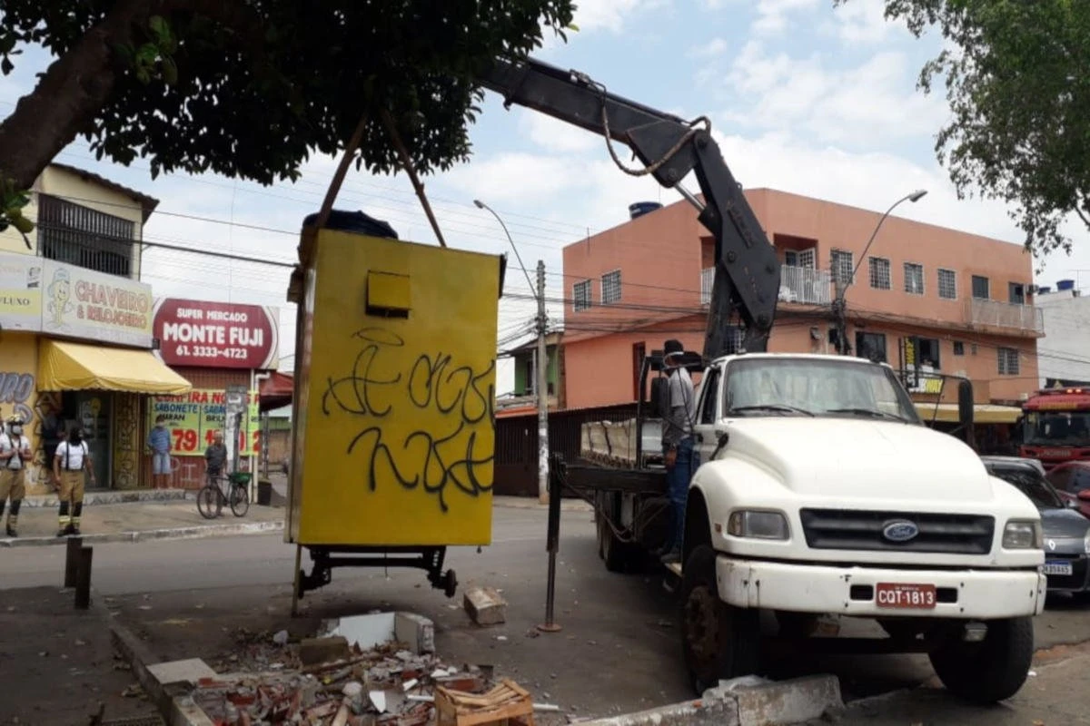 Após denúncias, DF Legal remove muro e quiosques irregulares no DF
