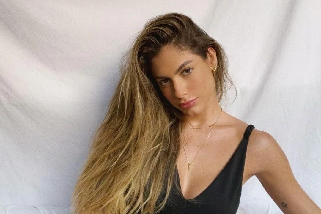 Mari Gonzalez revela que fez lipoaspiração nas axilas