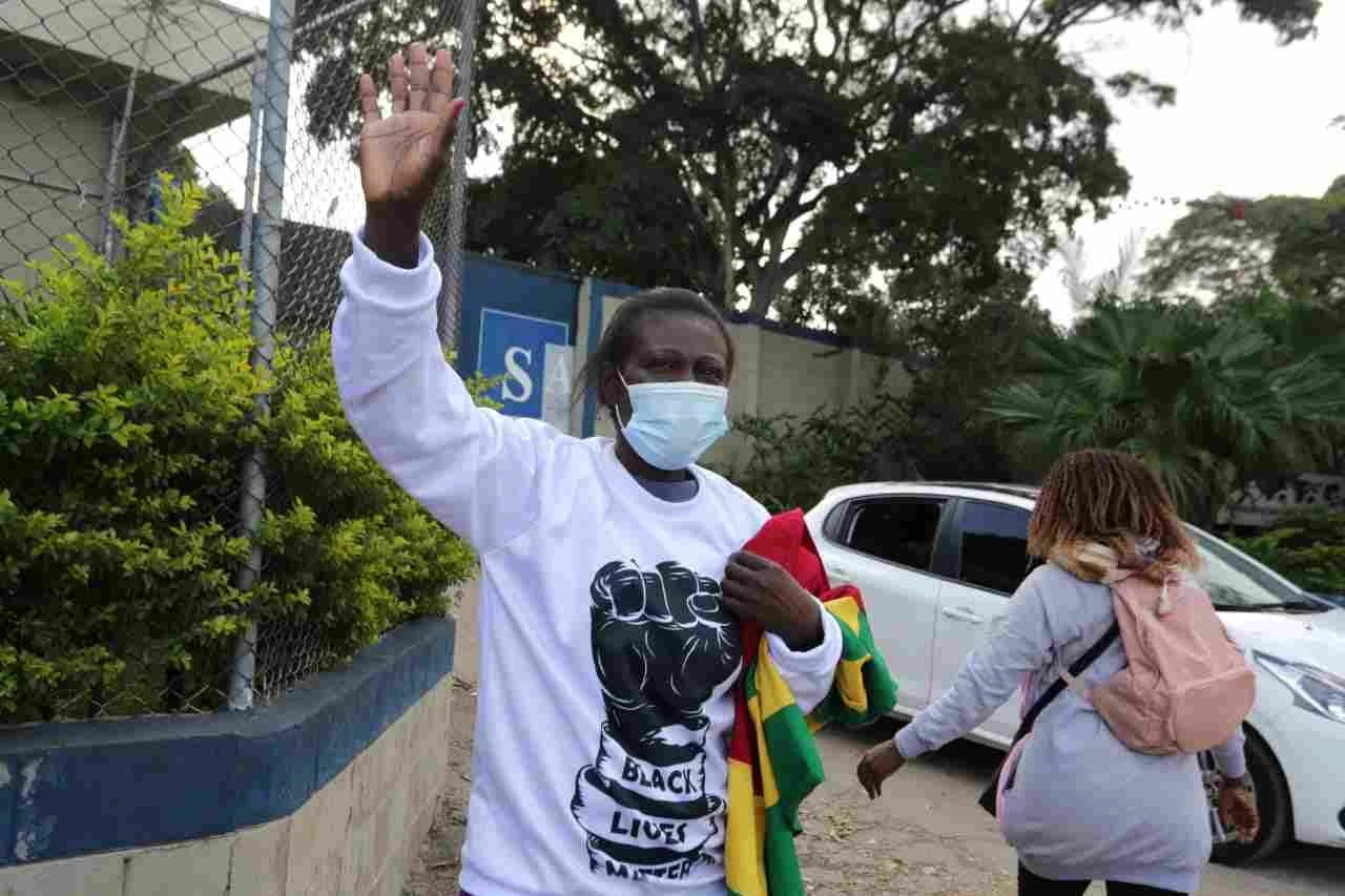 Refugiada que diz ter sido acusada injustamente sai da prisão