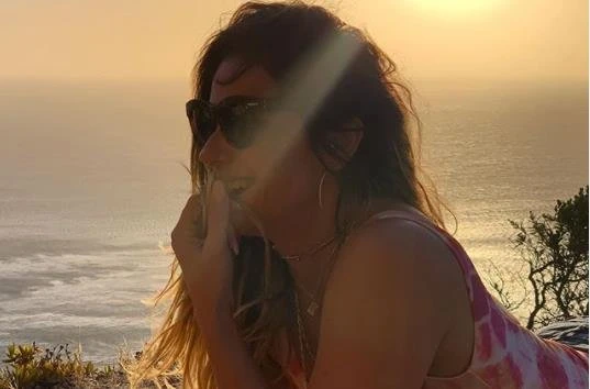 Giovanna Antonelli curte dia de sol e cita frase de Caio Fernando Abreu