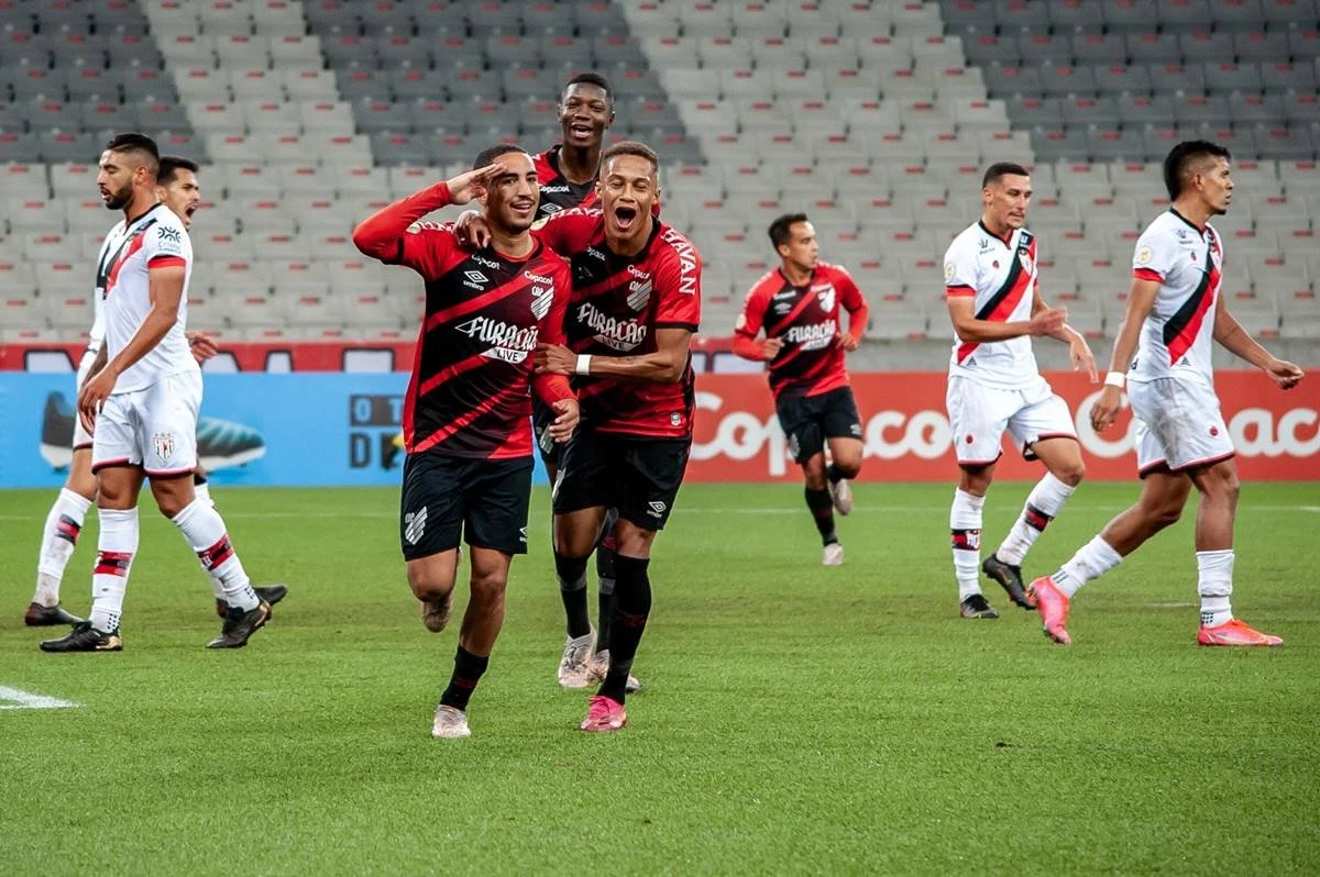 Athletico-PR vira sobre Atlético-GO, mantém 100% e lidera Brasileirão