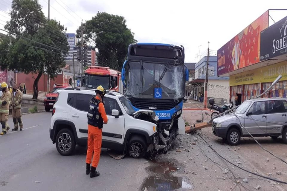 Colisão entre ônibus e carro deixa dois feridos e interdita via no DF
