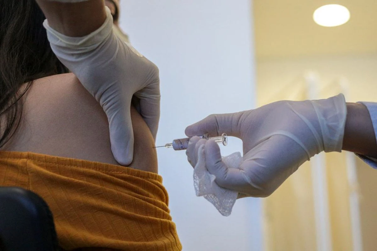 Reino Unido quer distribuir vacina da Pfizer contra Covid-19 antes do Natal