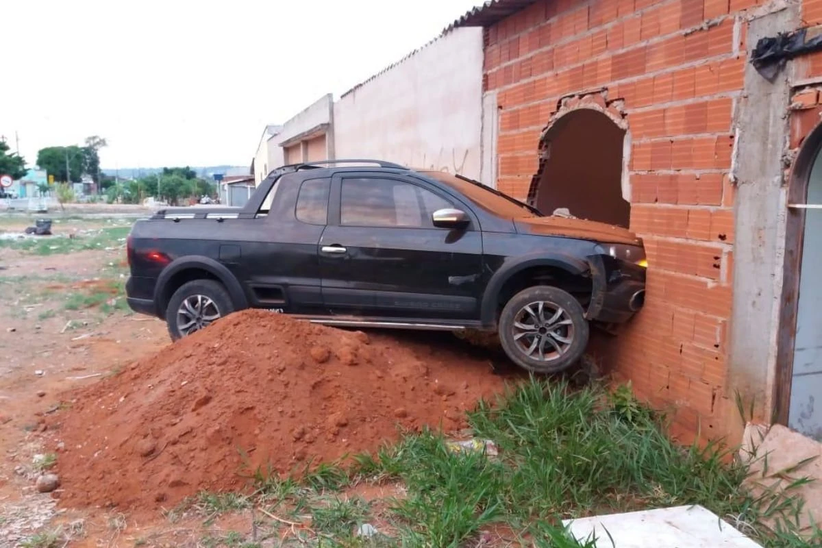 Mulher bêbada perde controle de carro, invade casa e machuca criança no DF