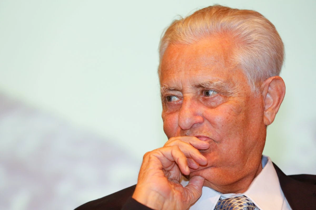 Avenida de Samambaia é rebatizada em homenagem ao ex-governador Roriz