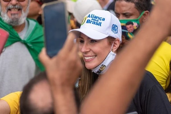 Após falso positivo, deputada federal Carla Zambelli está com Covid-19