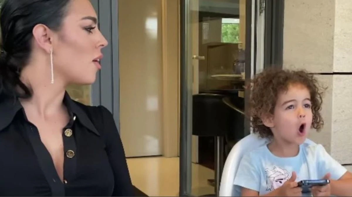 Filha de Cristiano Ronaldo encanta a internet cantando música de Frozen: veja