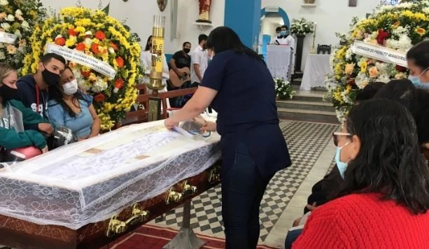 Velório de padre vítima da Covid tem caixão aberto e aglomeração; veja