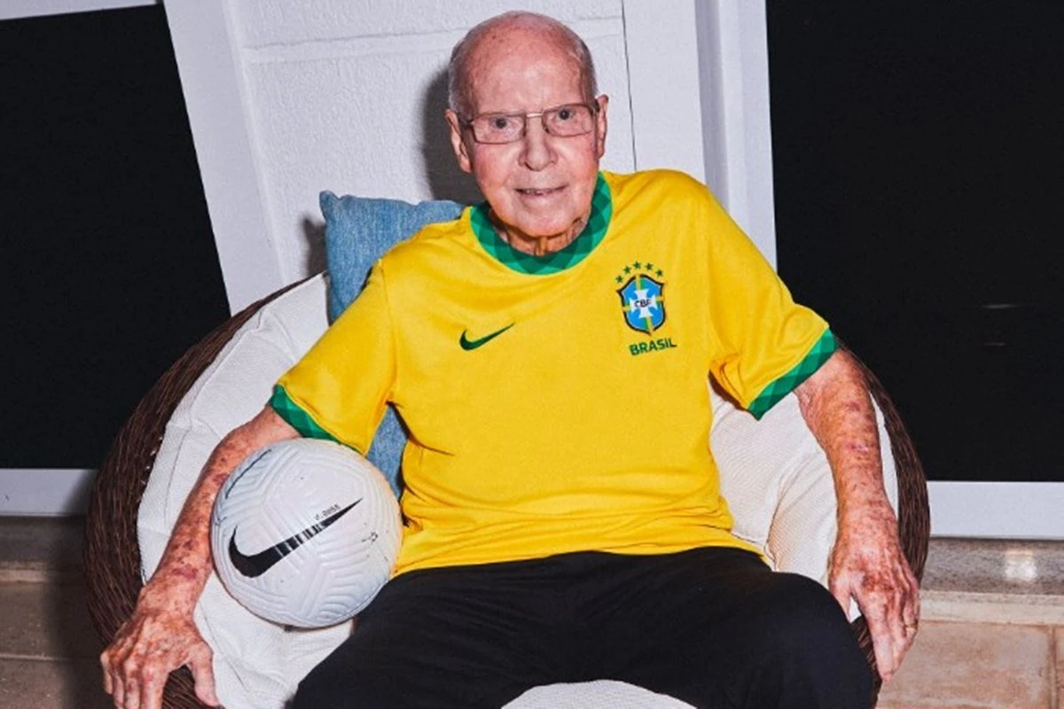 Seleção Brasileira apresenta nova camisa com Zagallo como modelo