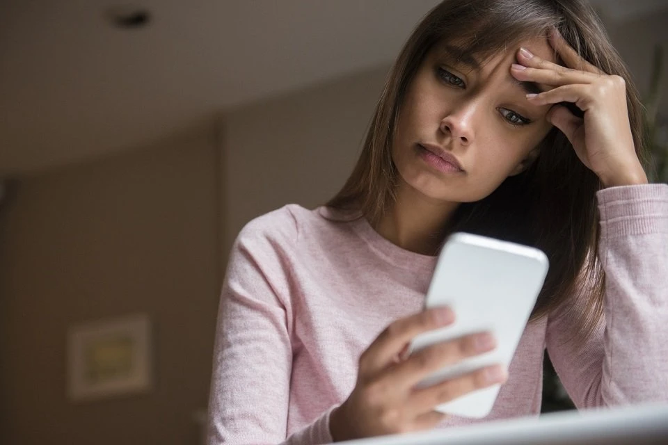 Celular foi utilizado por metade de alunos das classes D e E para assistir aulas