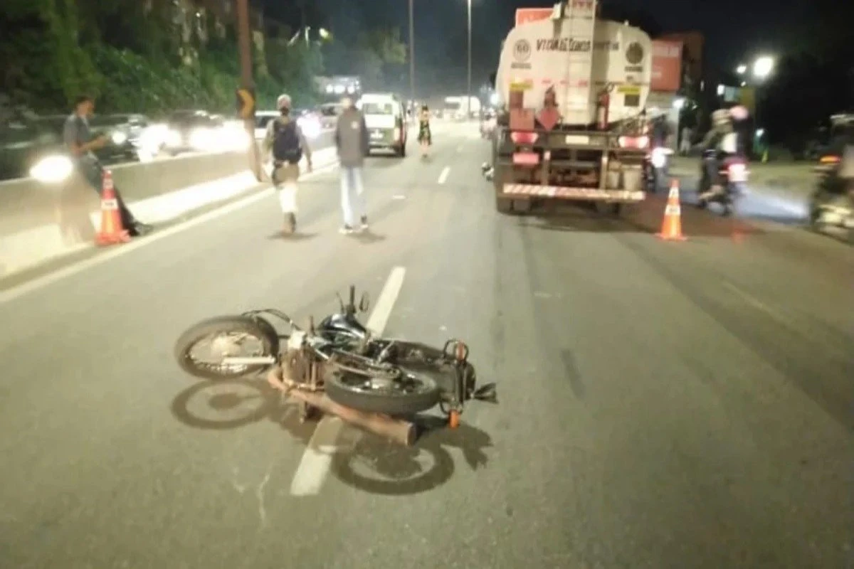BH: mulher morre ao ser arremessada de moto e atropelada por caminhão