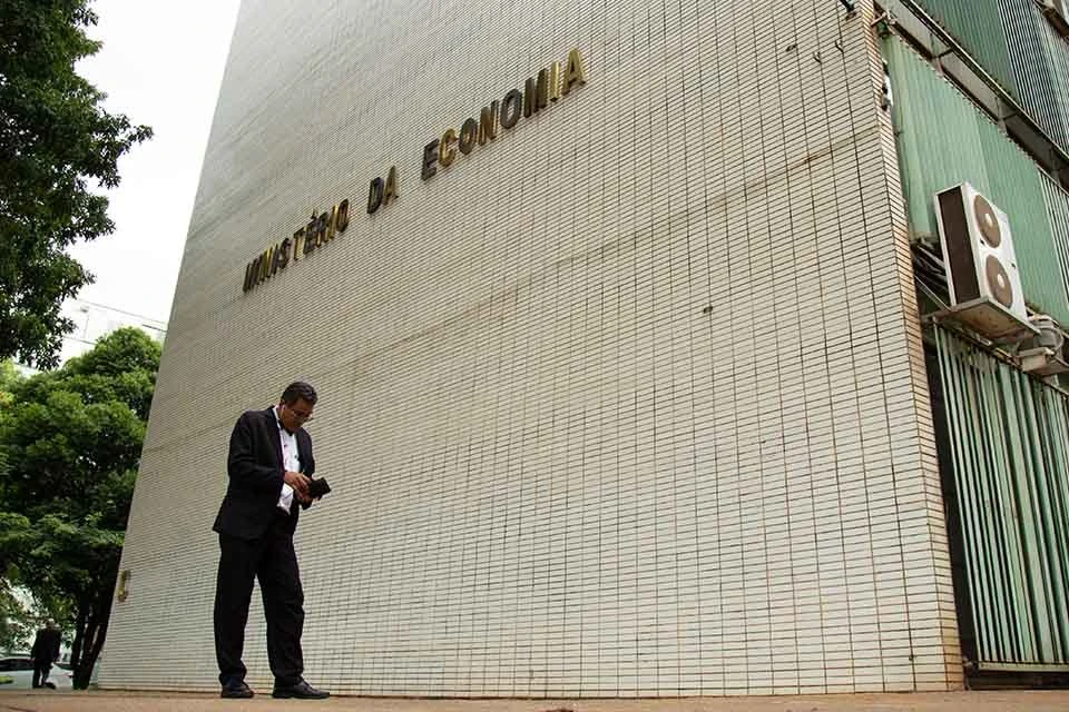 Gasto do governo federal com salário de servidor cai em 2020