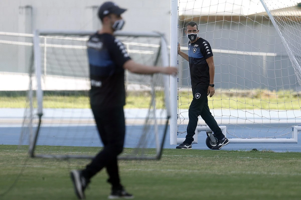 Botafogo devolve Lazaroni ao cargo de auxiliar e procura novo técnico