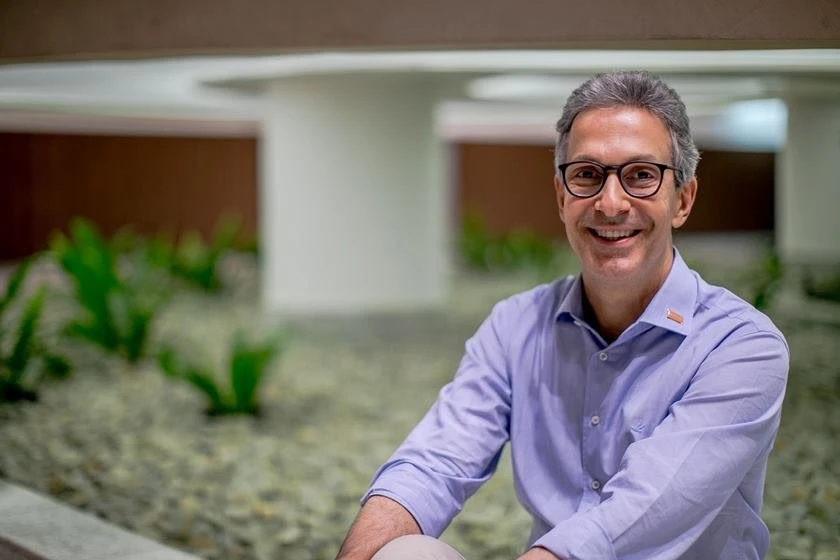 Zema defende que grande empresa obrigue vacinação, mas o governo, não