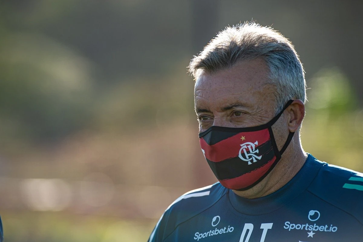 Domènec Torrent se irrita: “Não falem que o VAR beneficia o Flamengo”