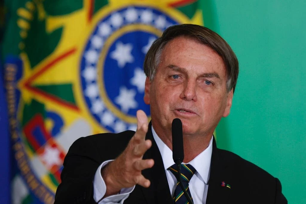 Bolsonaro diz que se Congresso aprovar passaporte de vacina, ele veta