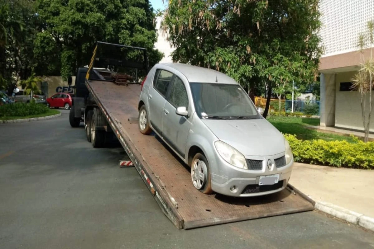 Detran-DF apreende na Asa Sul carro com R$ 11 mil em débitos