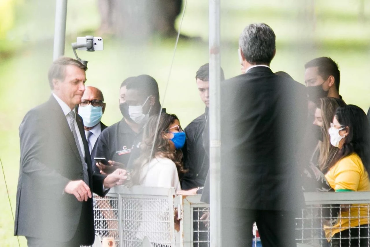 “Quanto mais lei tem um país, pior”, diz Bolsonaro ao falar de multas