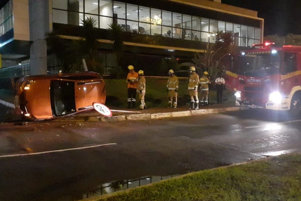 Vídeo: carro capota e derruba placas em frente à Embaixada dos EUA