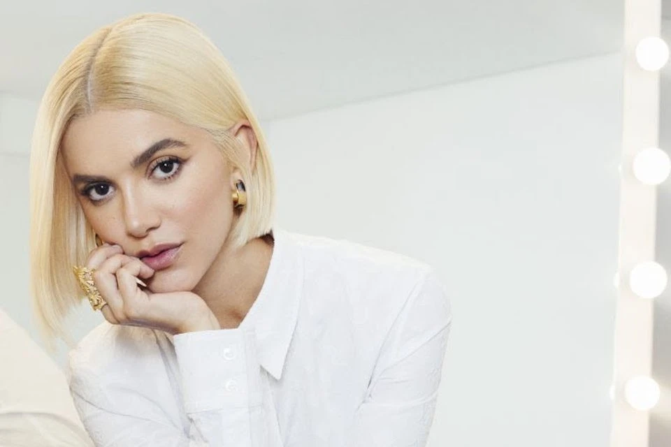 Manu Gavassi exibe novo visual com cabelo “em tons de pêssego”