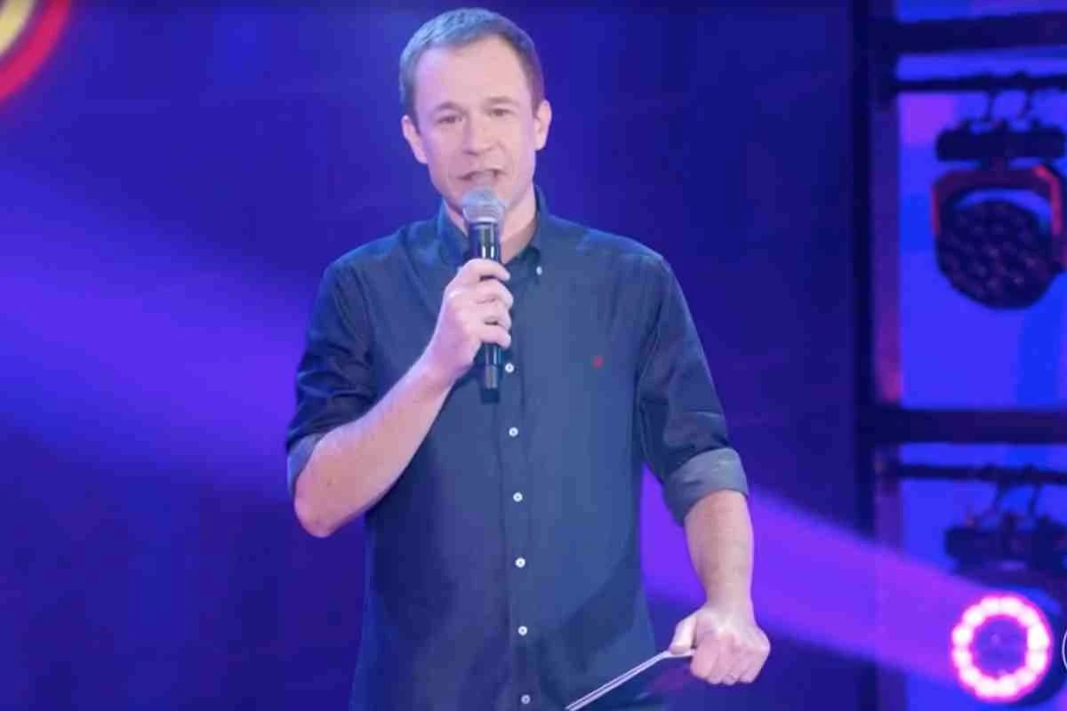 “Um beijo ao Faustão”, diz Leifert ao apresentar a Dança dos Famosos