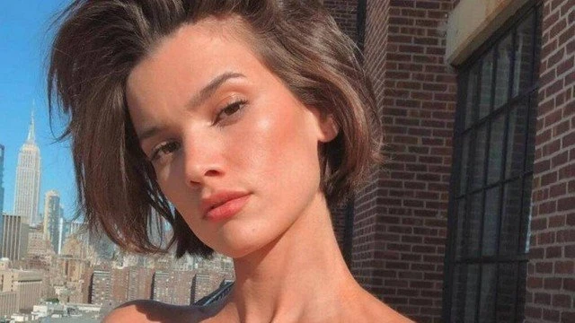 Modelo Eloisa Fontes tem alta de hospital e volta para Alagoas com a mãe