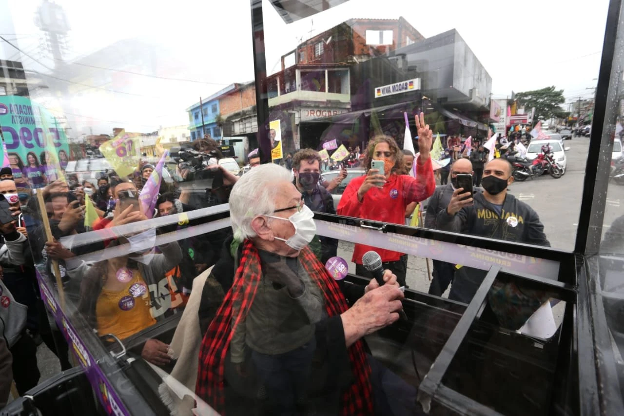 Luiza Erundina retoma campanha de rua e inaugura o “Erundinamóvel”