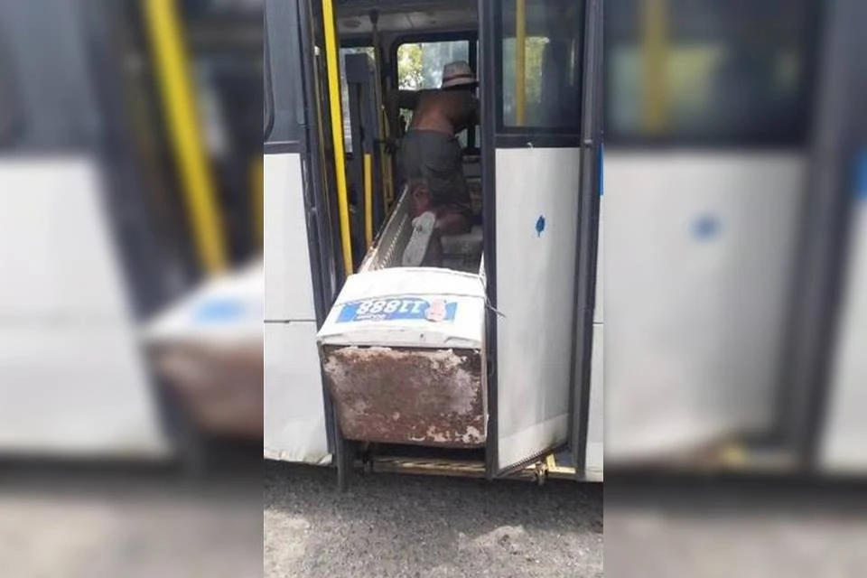 Homem tenta entrar com geladeira pela porta traseira de ônibus