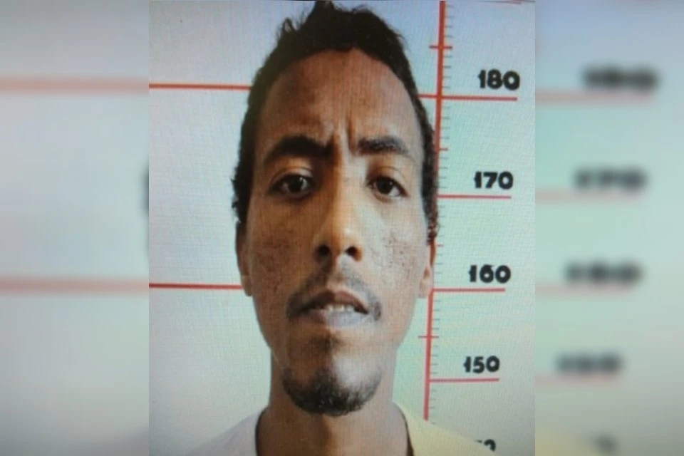 Ladrão bate cabeça na parede da cela e mente que foi torturado pela polícia