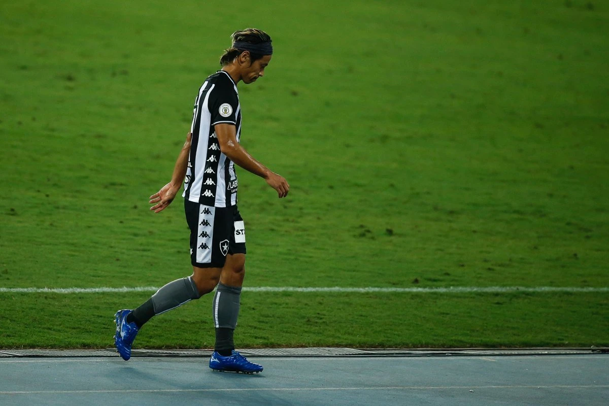 Após despedida, Honda pede desculpas por treta de jogadores com a torcida