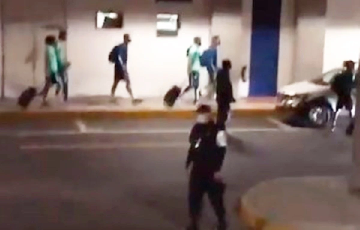 Vídeo. Flamengo desembarca no Rio sob protesto com rojões e xingamentos