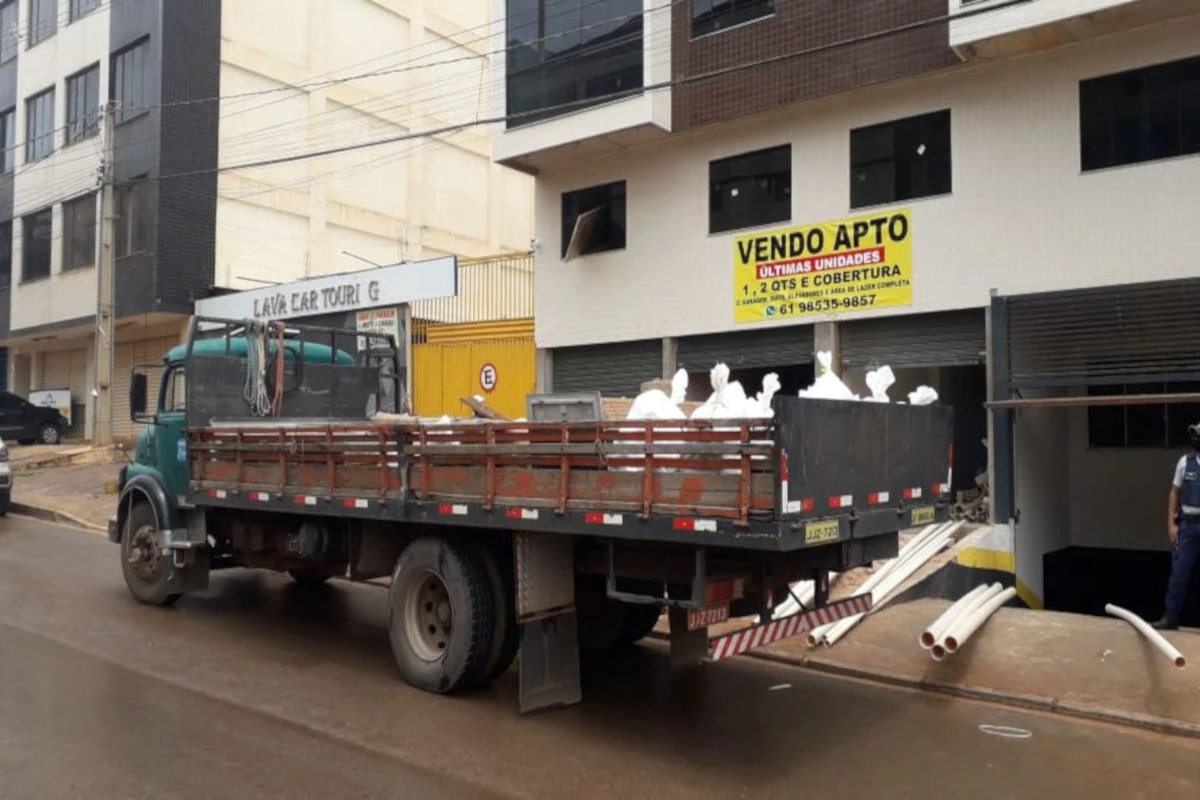 DF Legal apreende materiais e impede obras em Vicente Pires e no Gama