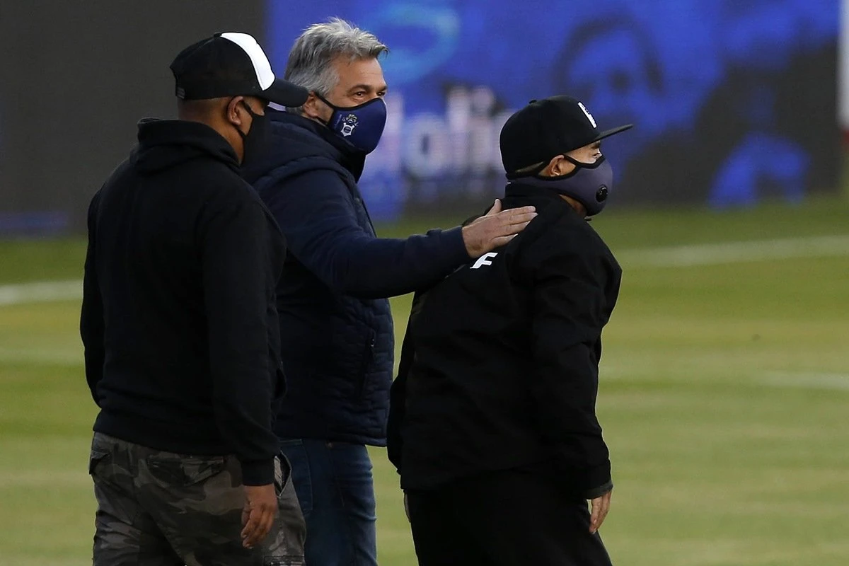 Médico de Maradona explica internação: “Está abatido, não quer comer”