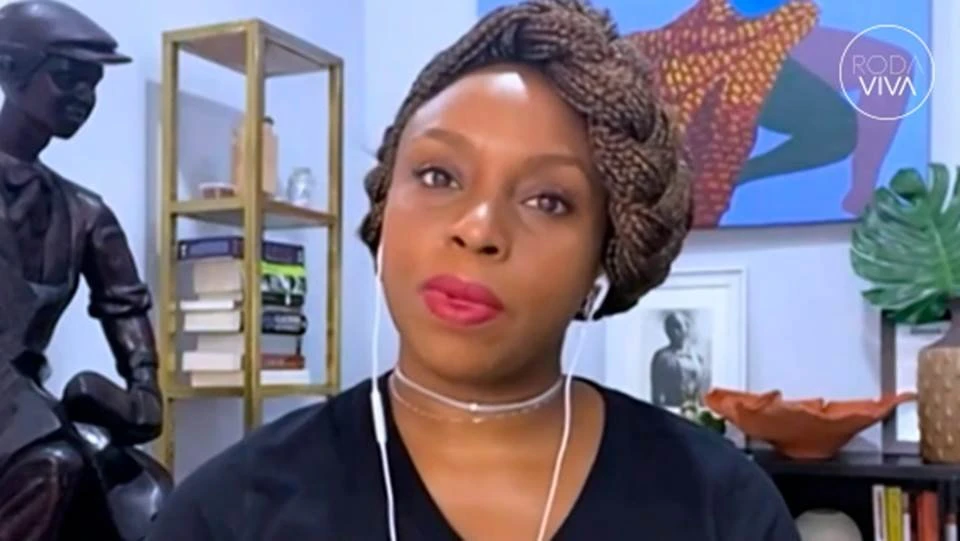 Chimamanda sobre racismo no Brasil: “Não aceitam que é um problema”