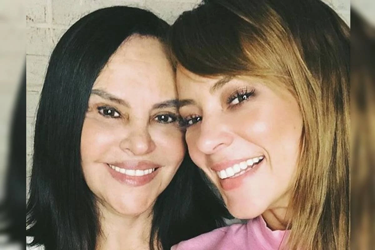 Mãe de Paolla Oliveira se forma em medicina e atriz comemora: Um sonho”