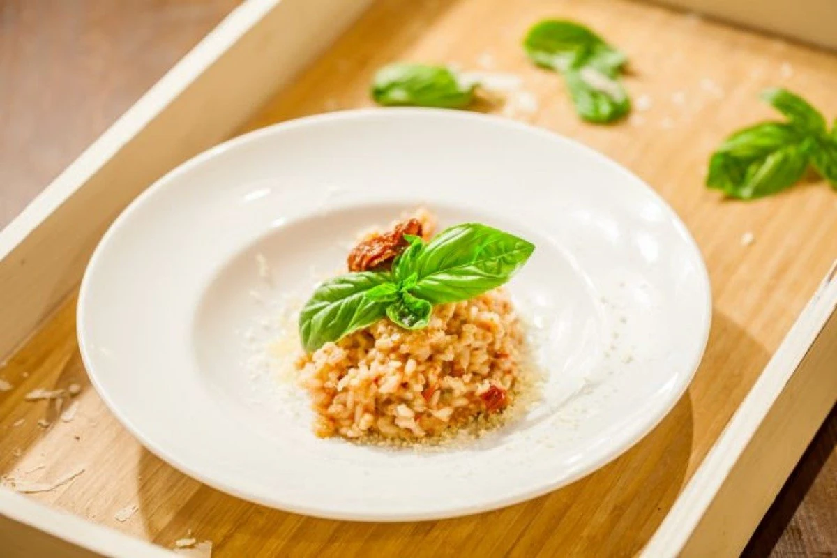 Risoto de tomate seco fácil e pronto em pouco tempo: veja receita