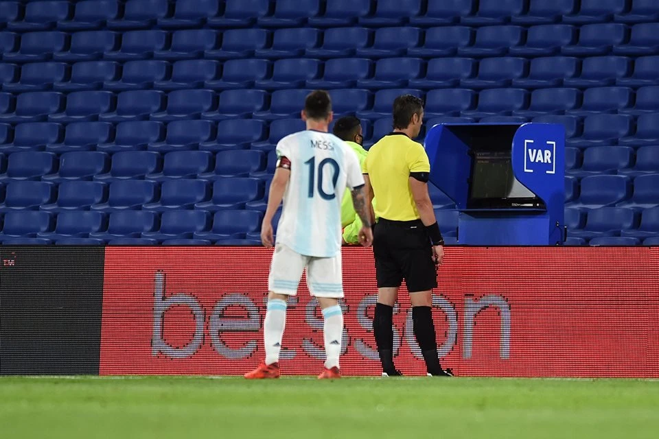 Messi dispara contra árbitro brasileiro após gol anulado: “Errou 2 vezes”