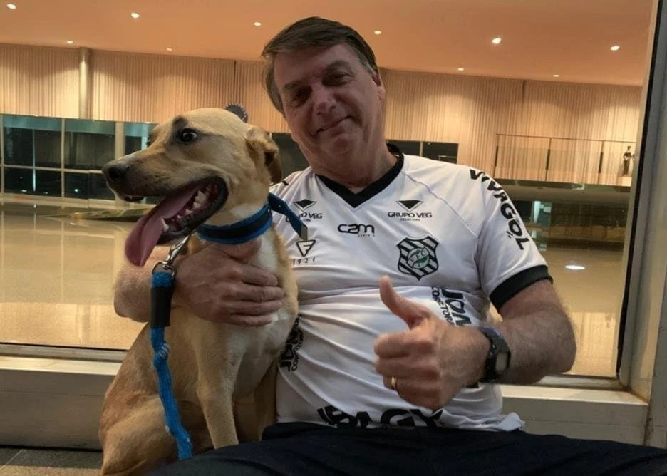 Bolsonaro posta foto com cachorro e diz: “Vacina obrigatória só no Faísca”