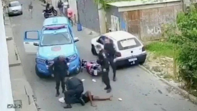 Vídeo: jovem é agredido por policiais militares quando voltava da padaria