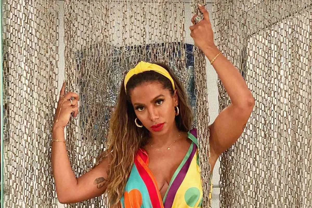 Após ficar longe da internet, Anitta revela que teve intoxicação alimentar